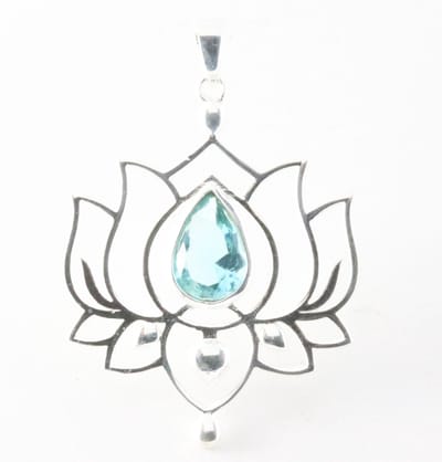 Opengewerkte zilveren lotus hanger met blauwe topaas