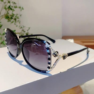 Dames UV-bestendige metalen zonnebril met ingelegde diamanten, stijl, gepersonaliseerde modieuze outfit, lichte luxe zonnebril [Source Factory Straight Hair]