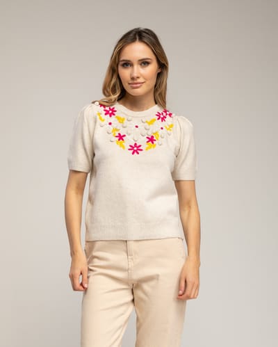 Trui met korte mouwen, geborduurde bloemen en een rimpeling op de schouder.