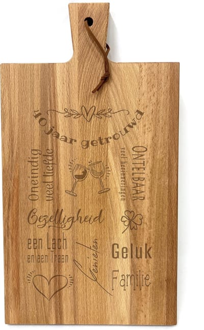 Stoer landelijk snijplankje-borrelplankje met tekst gravure 40 JAAR GETROUWD. Een origineel cadeau voor een 40 jarige bruiloft. Het formaat is 20x30cm excl. handvat.