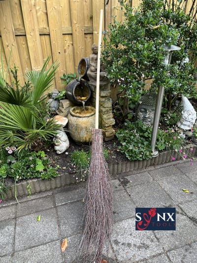 Synx Tools Heksenbezem Berkenbezem Bezem - Rijsbezem - Takkenbezem - Stalbezem - bezems - Halloween versiering/decoratie - bodembewerkers - Inclusief steel 120cm