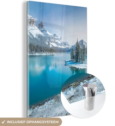 MuchoWow® Glasschilderij 120x180 cm - Schilderij acrylglas - Landschap - Sneeuw - Winter - Water - Berg - Foto op glas - Schilderijen