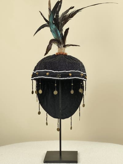 Blitzdeco - Decoratieve Helm - Kralen en Veren - Zwart - 60 cm Hoog - Uniek Handgemaakt