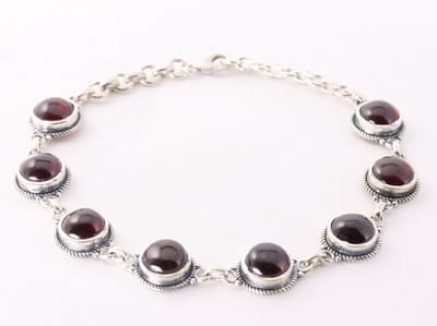 Bewerkte zilveren armband met granaat