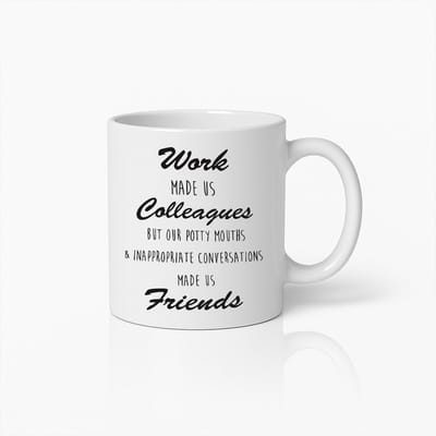 Grappige Werk Mok - Collega’s Worden Vrienden met Humoristische Quote - Perfecte Koffiebeker Cadeau voor Op Kantoor
