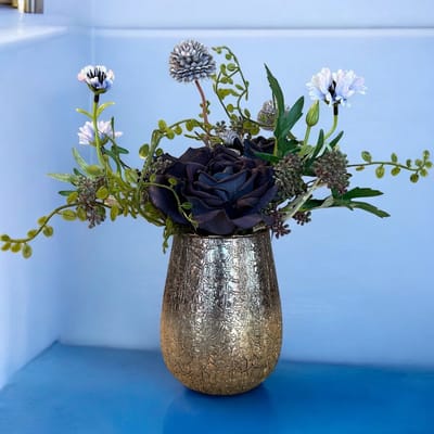 Seta Fiori - Zijden kunstbloemstuk met diepblauwe rozen – handgemaakt door Seta Fiori