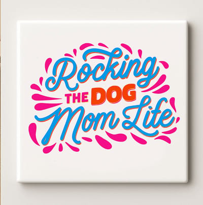 Rocking the Dog Mom Life Keramische Tegel 15x15cm – Grappige Huisdierliefhebber Wanddecoratie – Perfect Cadeau voor Hondenmoeders & Huisdecoratie