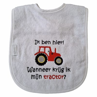 Witte slab met "Ik ben hier! Wanneer krijg ik mijn tractor?" - rode tractor - lief, kraamcadeautje, cadeau, babyshower, rood