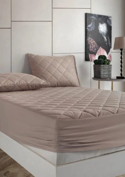 De Linde Home 2-in-1 Waterdichte Matrasbeschermer & Hoeslaken - Met Kussenbeschermer - Waterdicht Matrasbeschermer - 200x220 cm - Beige - 100% Katoen - Gewatteerde Matrasbeschermer - Fitted - Elastische Hoeken tot 40 cm - Duurzaam - Incontinentie