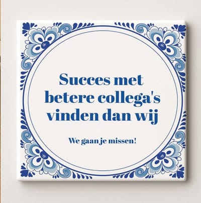 Grappige Afscheid Quote Keramische Tegel 11 x 11 cm - “Succes Met Betere Collega’s Vinden Dan Wij – We Gaan Je Missen!” – Decoratieve Kantoor Cadeau Wanddecoratie