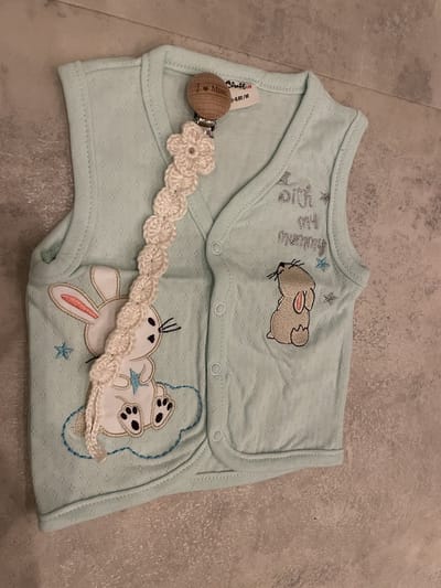 With my mummy vest met handgemaakte Speenkoord - Baby vest