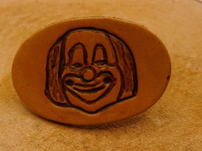 Kinder haarclip van leer met afbeelding clown - leuke clowns haarclip voor kind - grappige kinder haarclip - lederen haarclip voor kind - unieke haarclip voor kinderen