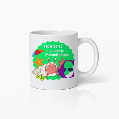 Zwem Diploma Vier Mok 330ml – “Hoera! Je Hebt Je Zwemdiploma” – Leuk Cadeau voor Kinderen & Zwemliefhebbers