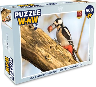 Puzzel Een grote bonte specht met een hazelnoot - Legpuzzel - Puzzel 500 stukjes
