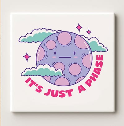 Keramische Kunsttegel 15x15cm – “It’s Just a Phase” Schattig Maan Ontwerp – Speelse Ruimte Muurdecoratie voor Huis & Kinderkamer