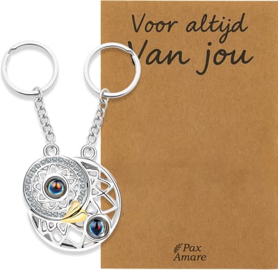 Koppel Sleutelhanger voor 2 'Voor altijd van jou' - Rondjes ILY IN 100 TALEN - Sleutelhanger set op Cadeau Kaartje - Zilverkleurig - Persoonlijke Hanger - Pax Amare