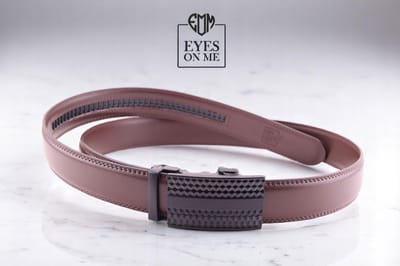Bruine 150 cm lange lederen riem zonder gaatjes met automatische gesp voor heren met een maatje meer ( Model N031 )