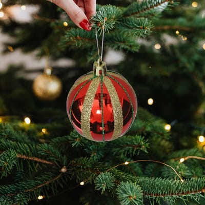 Gerim gedecoreerde kerstballen - 12x - 6 cm - kunststof - rood/goud
