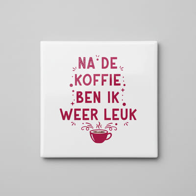 Nederlandse Koffie Tekst Keramische Tegel “Na de Koffie Ben Ik Weer Leuk” – Grappige Keuken Wanddecoratie – 15 × 15 cm