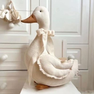 Nordische Stijl Stof Eend Pluche Speelgoed Schattige Squishy Linnen Eend Knuffeldier Met Strik Ideale Kinderkamer Decoratie Moederdag Cadeau Kinderen 35CM white
