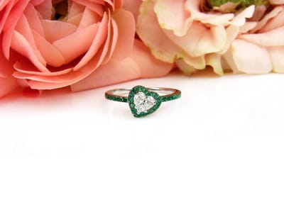 Ring in wit goud gezet met smaragd en diamant