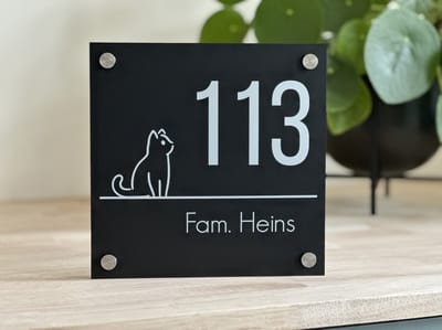 Naambordje / huisnummer voordeur | strak met katje | matzwart | 20x20cm | rvs afstandhouders