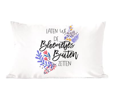 Sierkussens - Kussentjes Woonkamer - 60x40 cm - Quotes - Spreuken - Laten we de bloemetjes buiten zetten