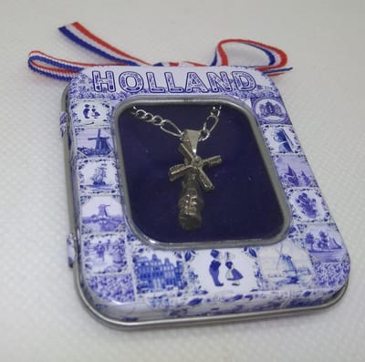 Delftsblauw blikje met kettinkje en hanger molen met draaiende wieken, souvenir Holland