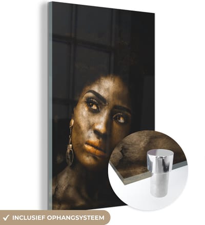 MuchoWow® Glasschilderij 40x60 cm - Schilderij acrylglas - Vrouwen - Oorbellen - Klei - Foto op glas - Schilderijen