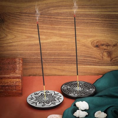 Handgemaakte ronde wierookstokjeshouder van marmeren speksteen - zwart wierookbrander - bloemensnijwerk - decoratieve asvanger - geurdecoratie - thuis en op kantoor - 102 cm - set van 2 wierookbrander met zeef