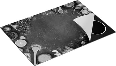 Chefcare Inductie Beschermer Groente en Kruiden op een Zwarte Tafel - Zwart Wit - 75x50 cm - Afdekplaat Inductie - Kookplaat Beschermer - Inductie Mat