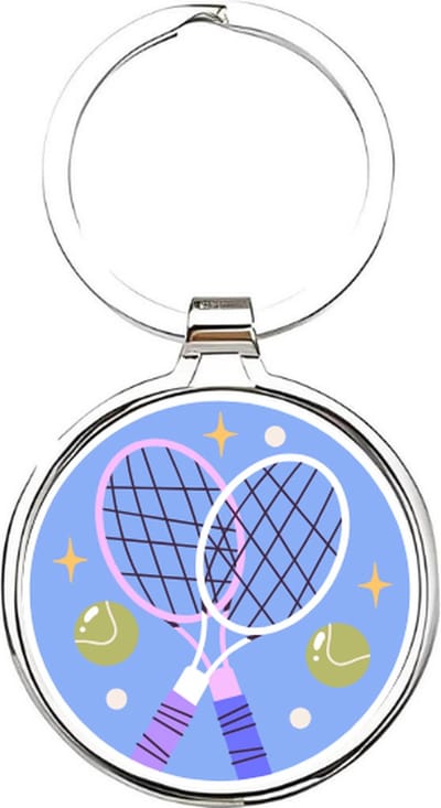 Akyol - tennis Sleutelhanger - Tennis - tennisser - cadeau - sport sleutelhanger - sport - gepersonaliseerd - tennissers - sleutelhanger voor tennissers - racket - sleutelhanger voor jongens - bal - ballen - sleutelhanger van tennisbal - 4 x 7,5 CM