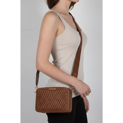 Michael Kors Leather Camera Cross Body Bag In Brown Size: OS | Cross Body Bags Outlet | Dames | Bruin