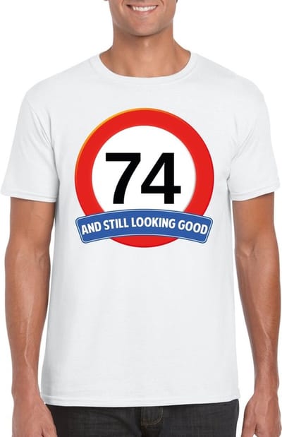 74 jaar and still looking good - t-shirt met verkeersbord print - wit - voor heren - verjaardag cadeau - party - feestartikelen 74 jarige S