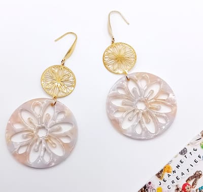 Jeannette-Creatief® - Resin - Festival Bohemien Mandala Offwhite - Oorbellen - Ibiza - Boho - Ibiza Chic - Gouden RVS Oorbelhaakjes - Off White Oorbellen - Oorbellen Bloem - Festival - Oorhangers - Handgemaakte Sieraden - Filigraan - Mandala