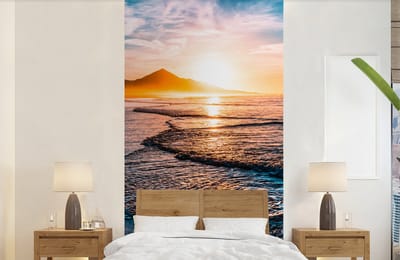 Behang - Fotobehang Zonsondergang - Zee - Berg - Horizon - Landschap - Blauw - Breedte 120 cm x hoogte 240 cm