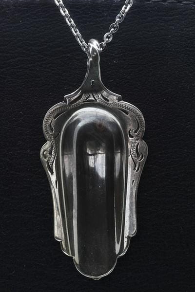 Zilveren Suikerschep bewerkt als ketting hanger besteksieraad