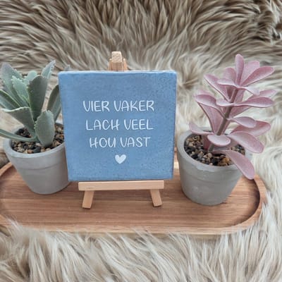 Robuust Wenstegeltje "Vier vaker lach veel" – Hip trendy tegeltje – Cadeau voor Nieuwe Woning, Housewarming of Gezinscadeau – Sfeervol en Persoonlijk - Vriend(in) - Zomaar – Trendy nu – Decoratief Tegeltje met Standaard – Cadeau Idee