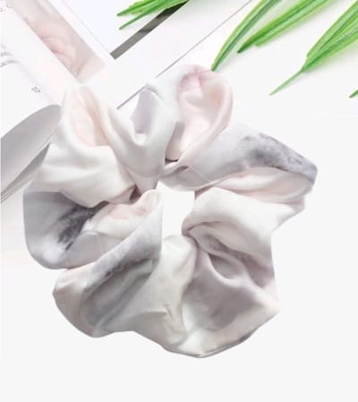 Luxe Zijde scrunchie gebloemd - Deels silk haarelastiek Haarelastiekjes - Haar Accessoires Vrouwen - Wokkels - Haarelastiekjes Scrunchie - Haar Accessoires Meisje