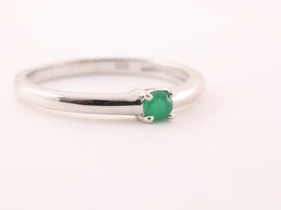 Fijne hoogglans zilveren ring met smaragd - maat 15.5