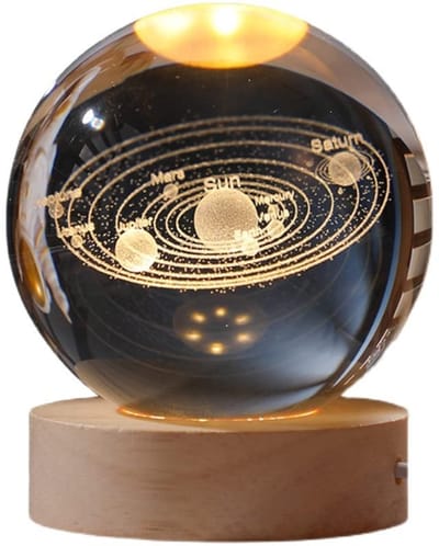Golden crown - 3D kristallen bol - nachtlampje met planeten - decoratief ornament - 6 cm - houten standaard - sfeervolle verlichting - geschikt voor kin...