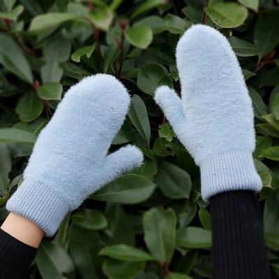 Lichtblauwe fluffy dameswanten - faux fur wanten voor dames met gebreid boord - lichtblauw - herfst en winter - STUDIO Ivana