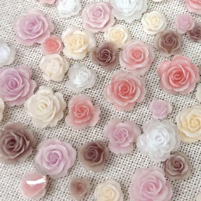 Lot de 50 strass adhésifs en résine pour nail art, jolies fleurs de roses en fleurs, tailles mixtes 3D, décorations pour manucure et ongles multicolore