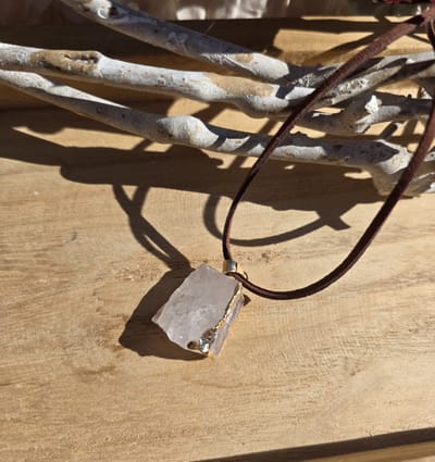 Handgemaakte edelsteen ketting met ruwe Bergkristal - lange ketting - suède koord