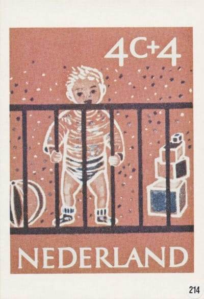 Briefkaart met afbeelding Kleuter in box postzegel