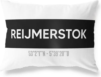 Tuinkussen REIJMERSTOK - LIMBURG met coördinaten - Buitenkussen - Bootkussen - Weerbestendig - Jouw Plaats - Studio216 - Modern - Zwart-Wit - 50x30cm