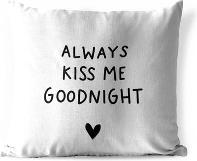 Tuinkussen - Engelse quote "Always kiss me goodnight" met een hartje op een witte achtergrond - 40x40 cm - Weerbestendig