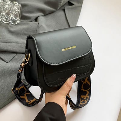 High-end Niche Tas voor Dames Nieuwe Trendy en Modieuze Brede Crossbody Tas voor Dames Modieuze en Veelzijdige Eénschouder Zadel Tas black