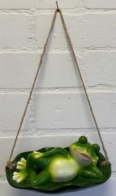 Polyresin hangend slapend dier "kikker" - groen - hoogte 37x20x11 cm - ophangtouw - Voor binnen of buiten - Tuinaccessoires - Woonaccessoires