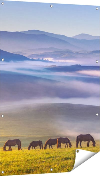 Gards Tuinposter Kudde Wilde Paarden in de Wei bij Heuvels - 80x120 cm - Tuindoek - Tuindecoratie - Wanddecoratie buiten - Tuinschilderij